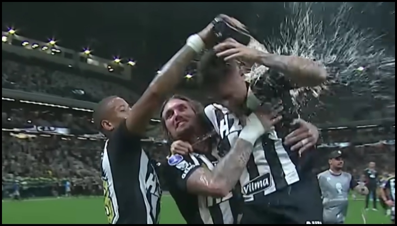 Ατλέτικο Μινέιρο: Ο Μπερνάρ χάρισε πρόκριση με... κεφαλιά στις καθυστερήσεις (vid)