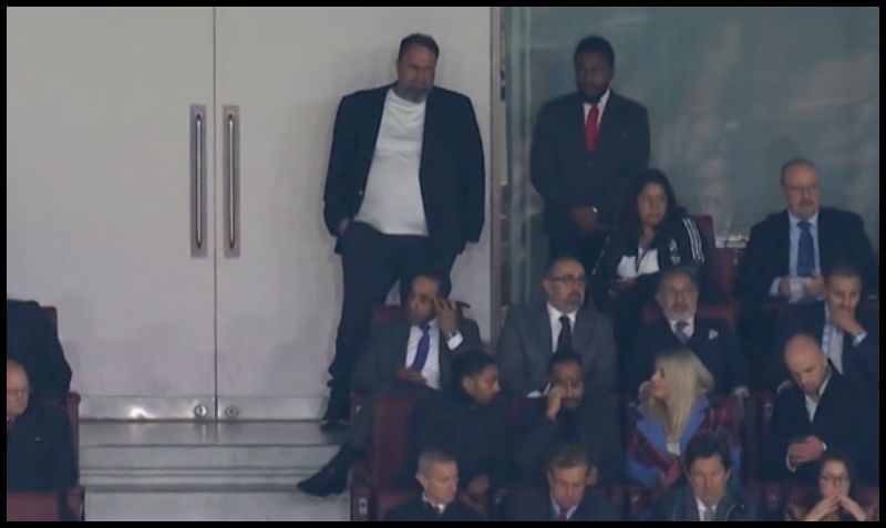 Όρθιος βλέπει το Άρσεναλ-Ολυμπιακός στο Emirates ο Βαγγέλης Μαρινάκης (vid)