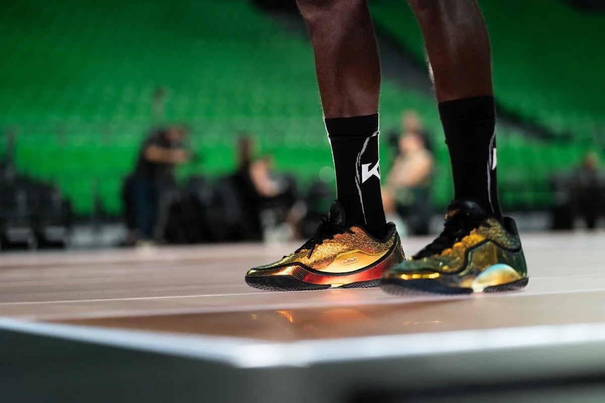 Κέντρικ Ναν: Πόσο κοστίζουν τα χρυσά παπούτσια που έκλεψαν την παράσταση