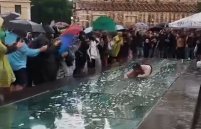 Παναθηναϊκός: Οπαδός της Γκόου Αχέντ Ιγκλς έκανε... τσουλήθρα στο Μοναστηράκι (vid)