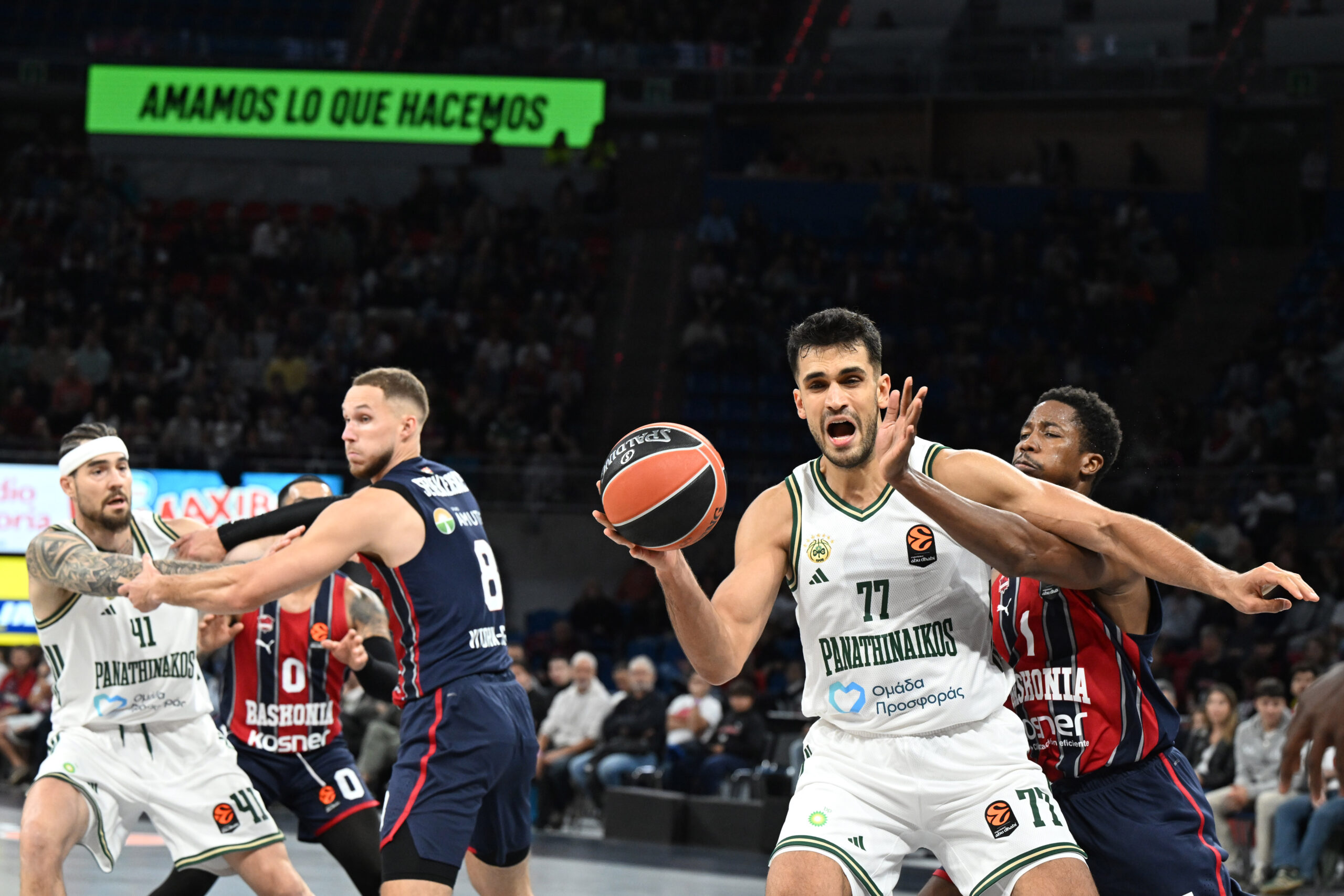 Παναθηναϊκός: Η γνωστή φίλαθλος της Μπασκόνια... παρούσα με τις χαρακτηριστικές κραυγές