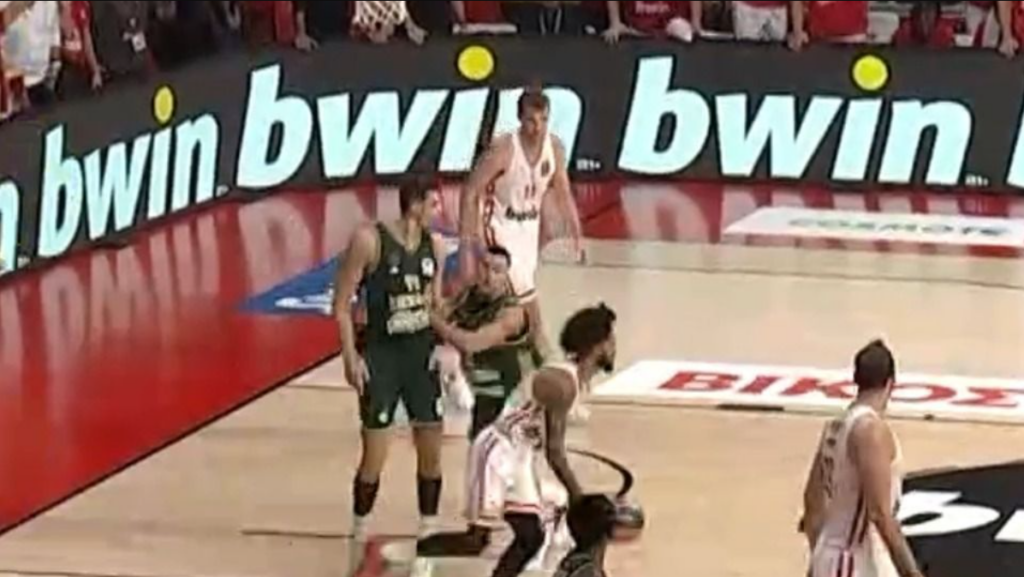 Γιατί ο Σλούκας κράτησε τον Μήτογλου να μην κάνει φάουλ στο φινάλε!