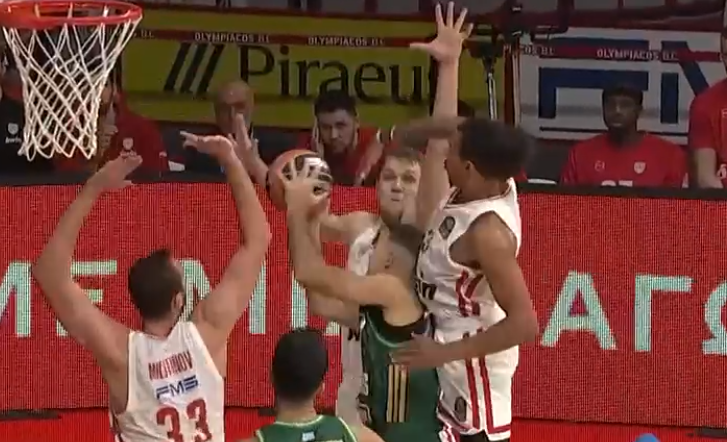 Ο Γουόρντ έπεσε πάνω στον Σλούκα, φάουλ ο... αρχηγός του Παναθηναϊκού (vid)