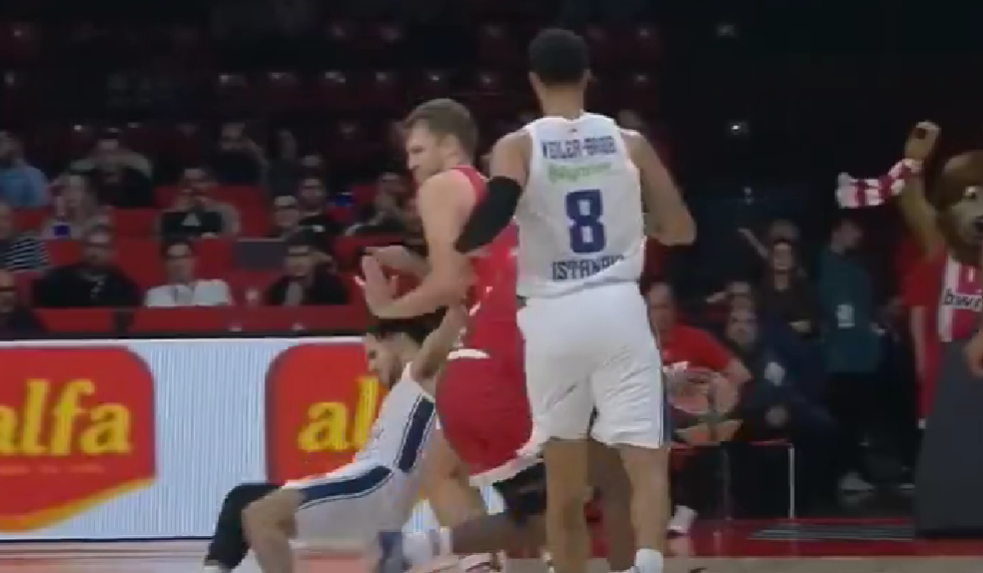 «Ελληνορωμαϊκή» Βεζένκοφ σε Λάρκιν όπως με... Σορτς (vid)