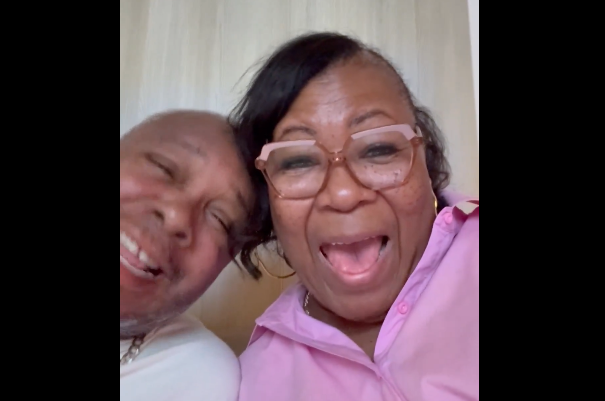 Πανηγύρισε τη νίκη του Παναθηναϊκού η μητέρα του Ρισόν Χολμς (vid)