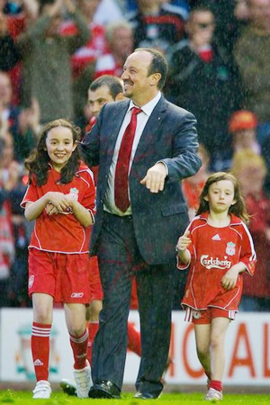 Ο πατέρας Ράφα Μπενίτεθ, οι δύο κόρες, τα τρία σκυλιά και ο... Ντράζεν Πέτροβιτς (pic)