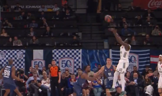 Η «επάνοδος» του Γκραντ: Το buzzer beater στην τρίτη περίοδο (vid)