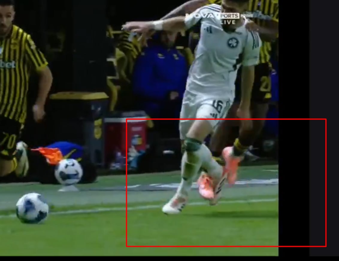 ΣΚΑΝΔΑΛΟ! Φάουλ στον Τσέριν πριν το 1-1 του Άρη με τον Παναθηναϊκό (vid)