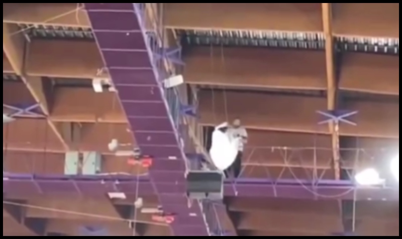 Έσταξε η οροφή στο ΣΕΦ κατά τη διάρκεια του αγώνα Ολυμπιακός-Πανιώνιος (vid)