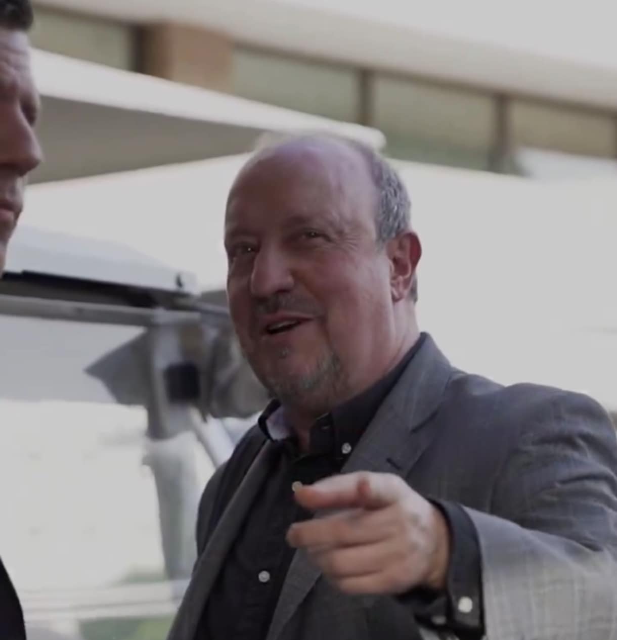 Βίντεο: Η άφιξη Μπενίτεθ στην Αθήνα και η υποδοχή από Φύσσα