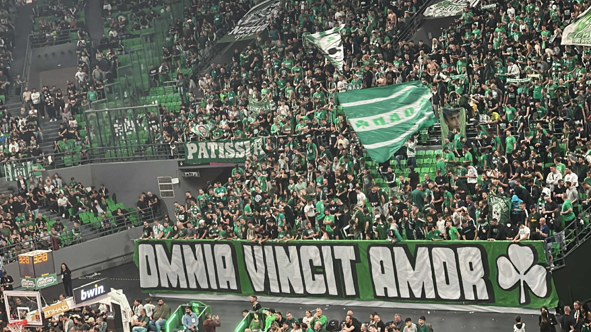 Τι σημαίνει στα ελληνικά το πανό που σήκωσαν οι φίλοι του Παναθηναϊκού στο T-Center