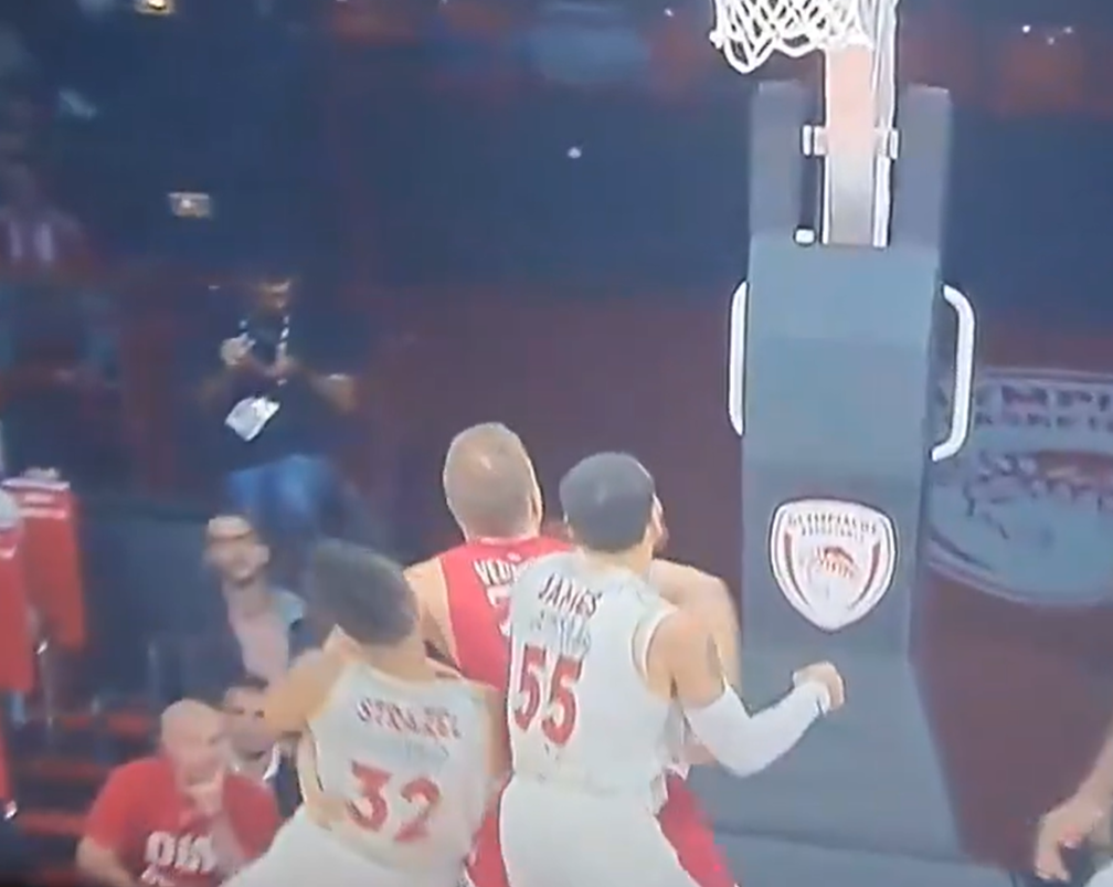 «Σοκαριστικό» σφύριγμα στο ΣΕΦ, βολές στον Βεζένκοβ! (vid)