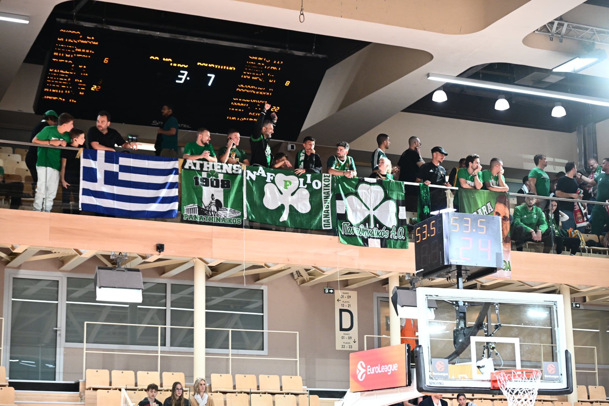 Με κόσμο στο Μονακό ο Παναθηναϊκός - Το πανό για το Τριφύλλι (pics)