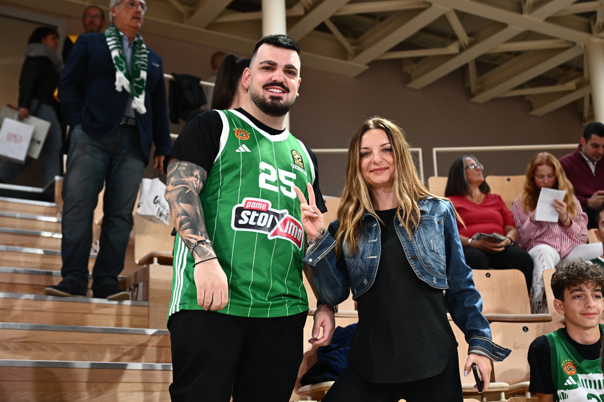 Με κόσμο στο Μονακό ο Παναθηναϊκός - Το πανό για το Τριφύλλι (pics)