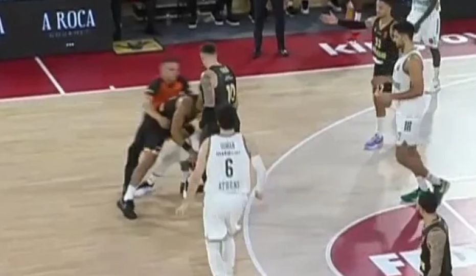 Διαιτητής έριξε κάτω με λαβή τον Οκόμπο που... τρωγόταν με τον Σλούκα! (pic)