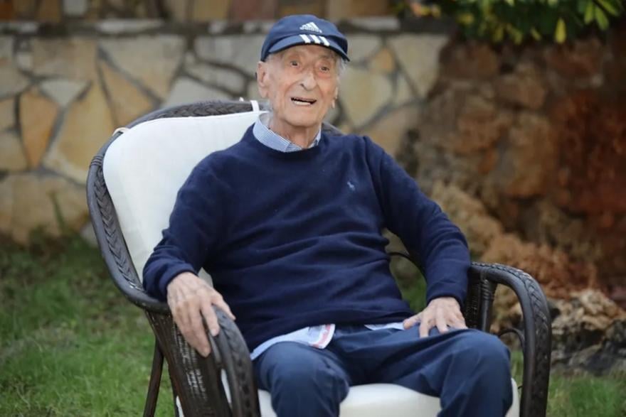 Πέθανε ο Λεό Λέανδρος, ο πρώτος ερμηνευτής του ύμνου του Παναθηναϊκού (vid)