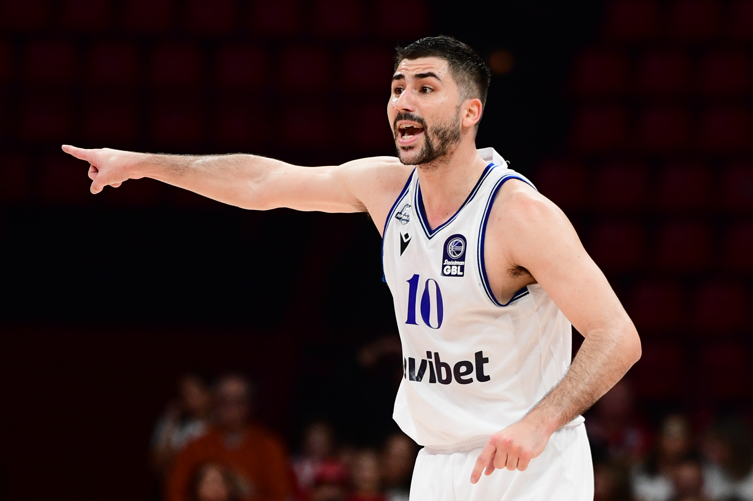 Όμορφη στιγμή στο ΣΕΦ: Ο Μωραΐτης έκανε επίτηδες φάουλ στον νεαρό Μπουρνελέ για να σκοράρει