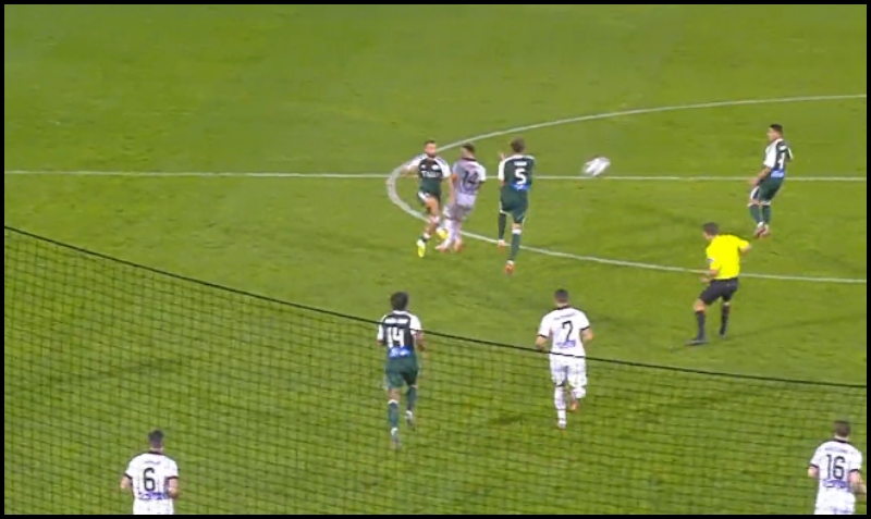 Παναθηναϊκός - ΠΑΟΚ: Ο Σιώπης πήγε να το «καρφώσει» από το κέντρο του γηπέδου! (vid)