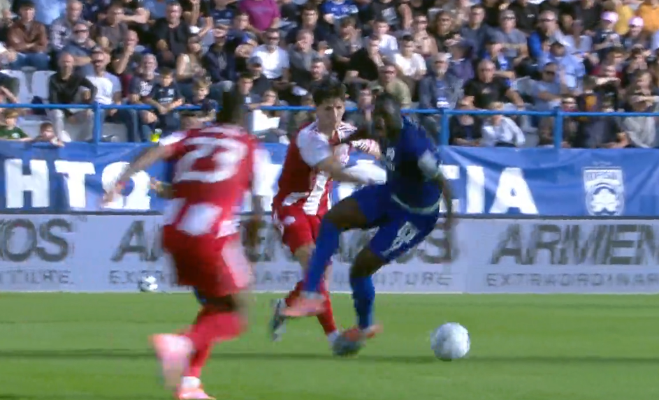 Κηφισιά - Ολυμπιακός: Σπρώξιμο από τον Ρέτσο, κίτρινη κάρτα στον Τεττέη! (vid)