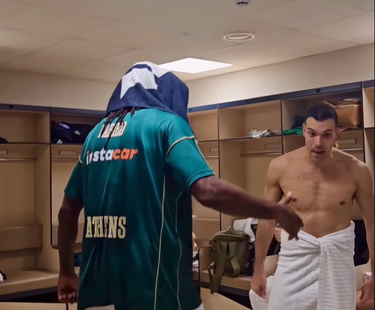 Σλούκας: Η αντίδραση της... χρονιάς όταν μπήκε ο Φαρίντ στα αποδυτήρια (vid)