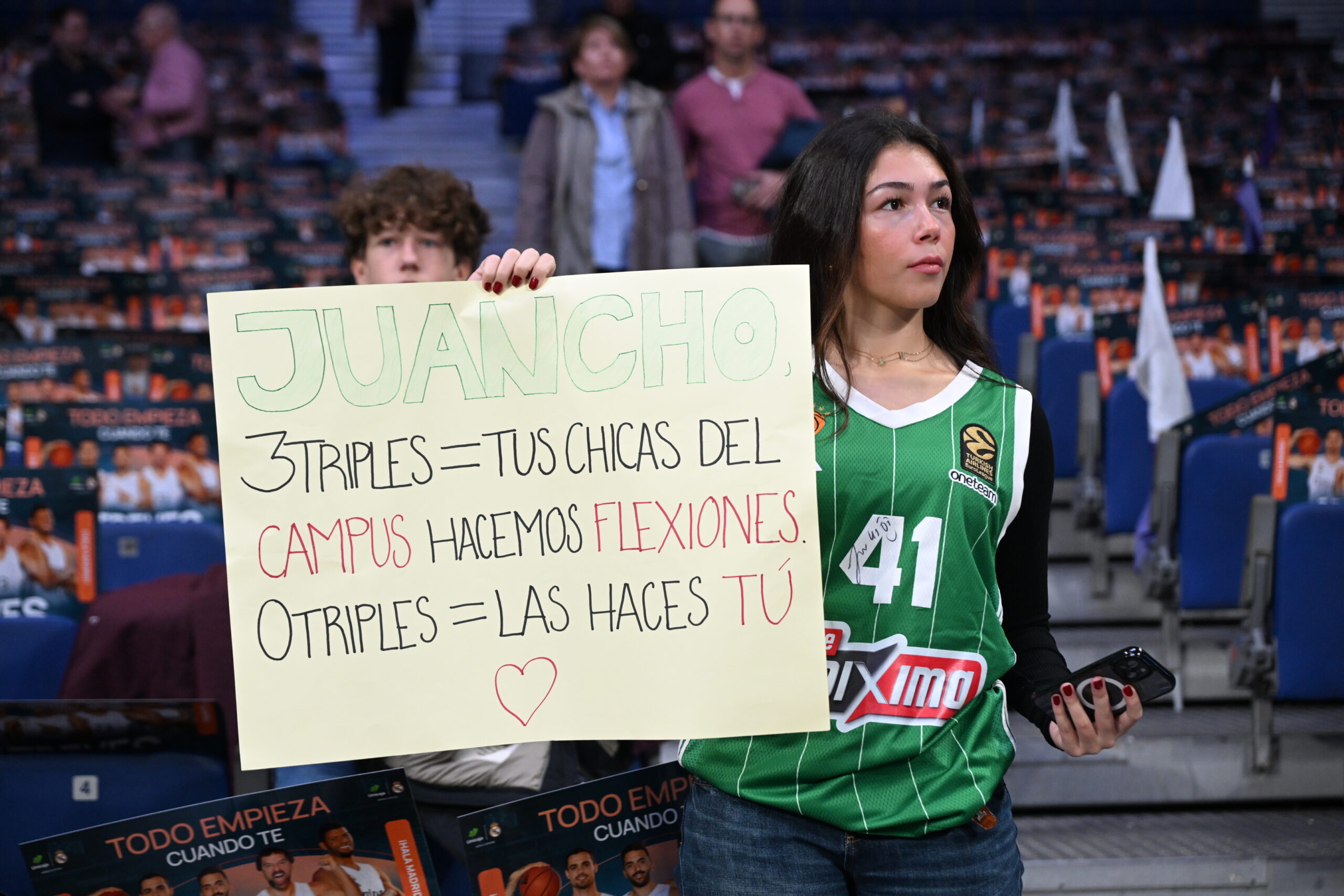 Ισπανίδες με φανέλες Χουάντσο: «Με τρία τρίποντα τα κορίτσια σου θα κάνουν πους-απς!» (pics)