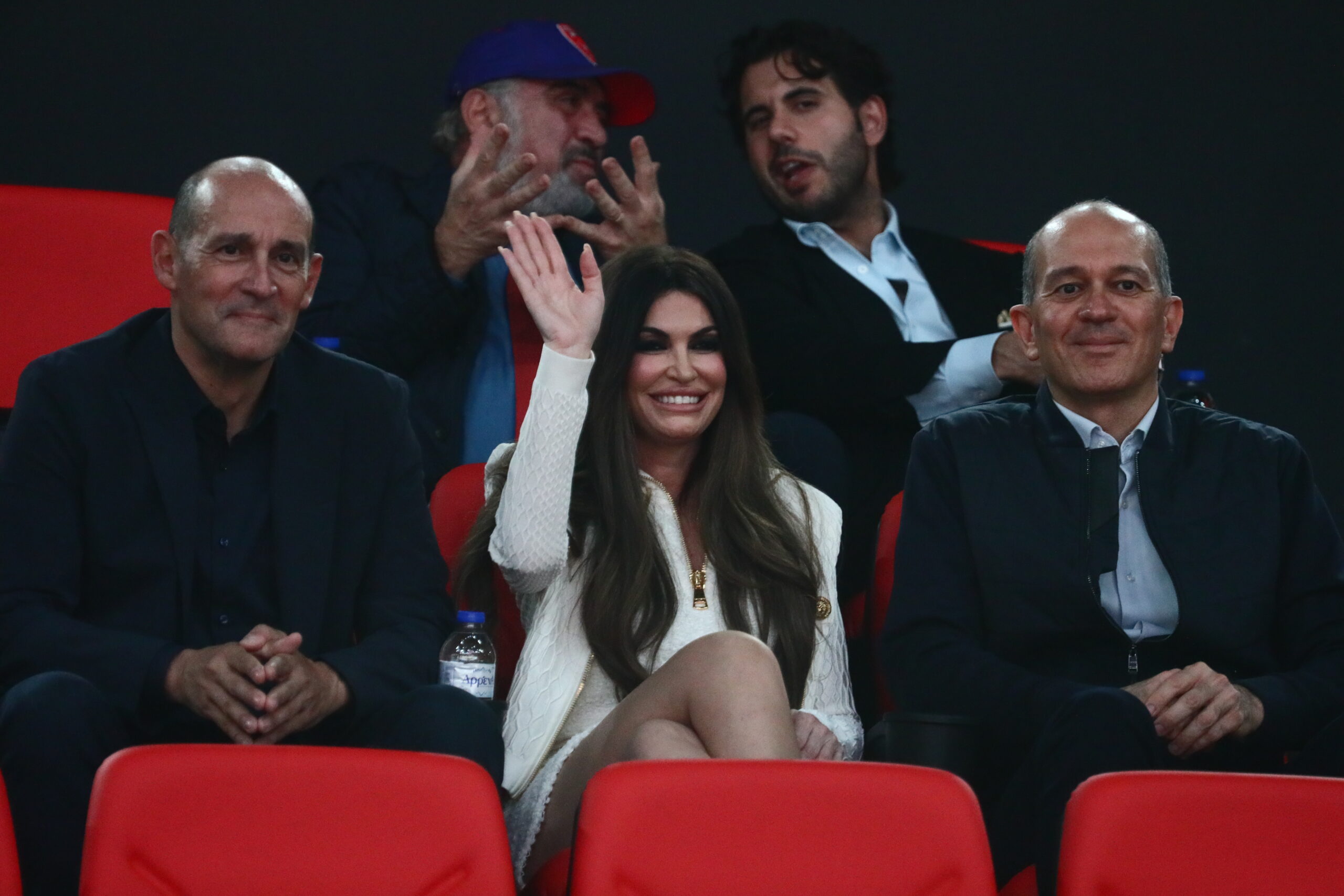 Η Πρέσβειρα των ΗΠΑ κάθισε ανάμεσα στους Αγγελόπουλους και είδε... Ευρωλίγκα! (pics)