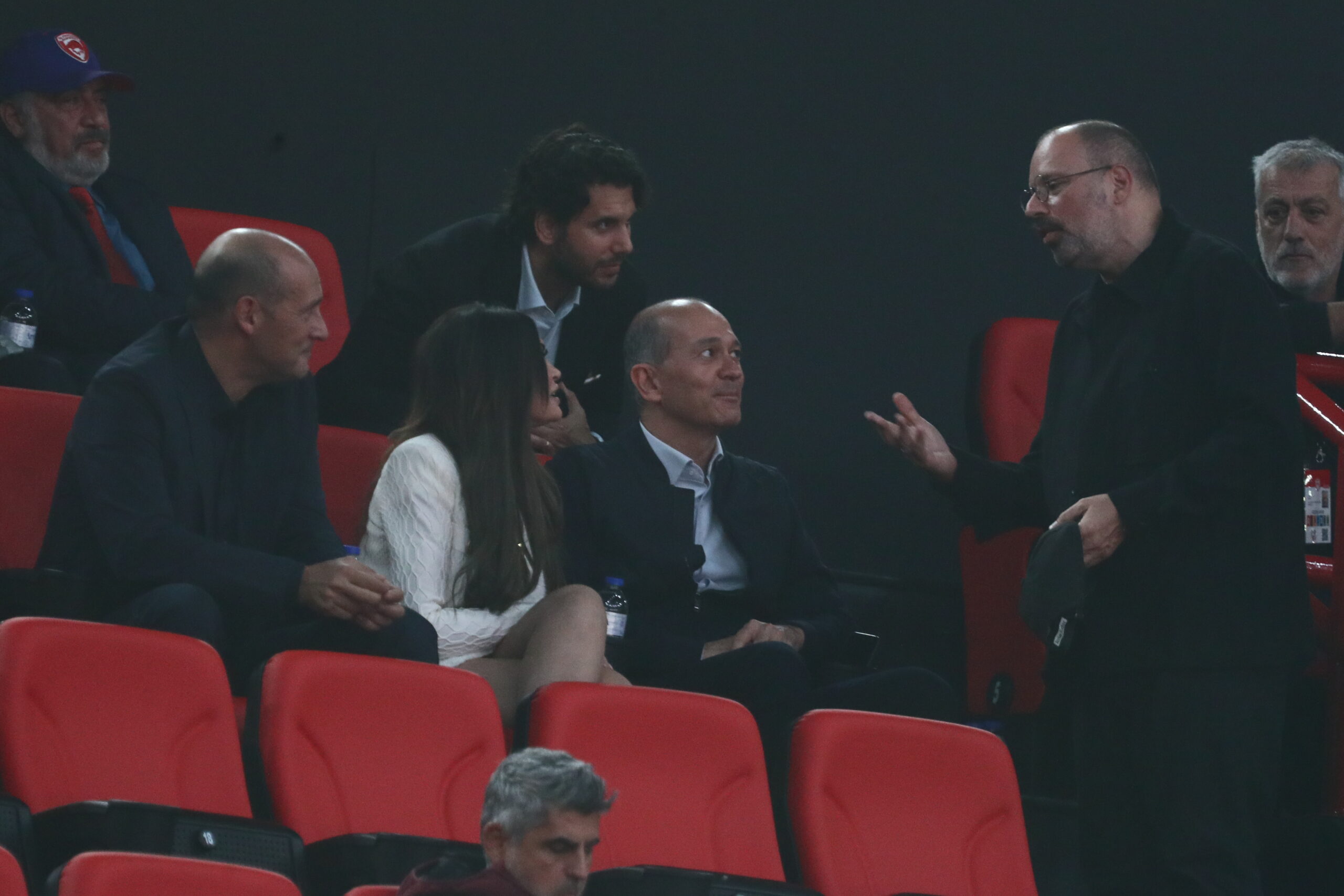 Η Πρέσβειρα των ΗΠΑ κάθισε ανάμεσα στους Αγγελόπουλους και είδε... Ευρωλίγκα! (pics)