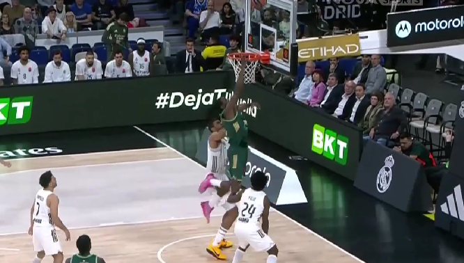 Ρεάλ - Παναθηναϊκός: Ο Φαρίντ πέτυχε καλάθι παρά το σπρώξιμο του Ταβάρες! (vid)