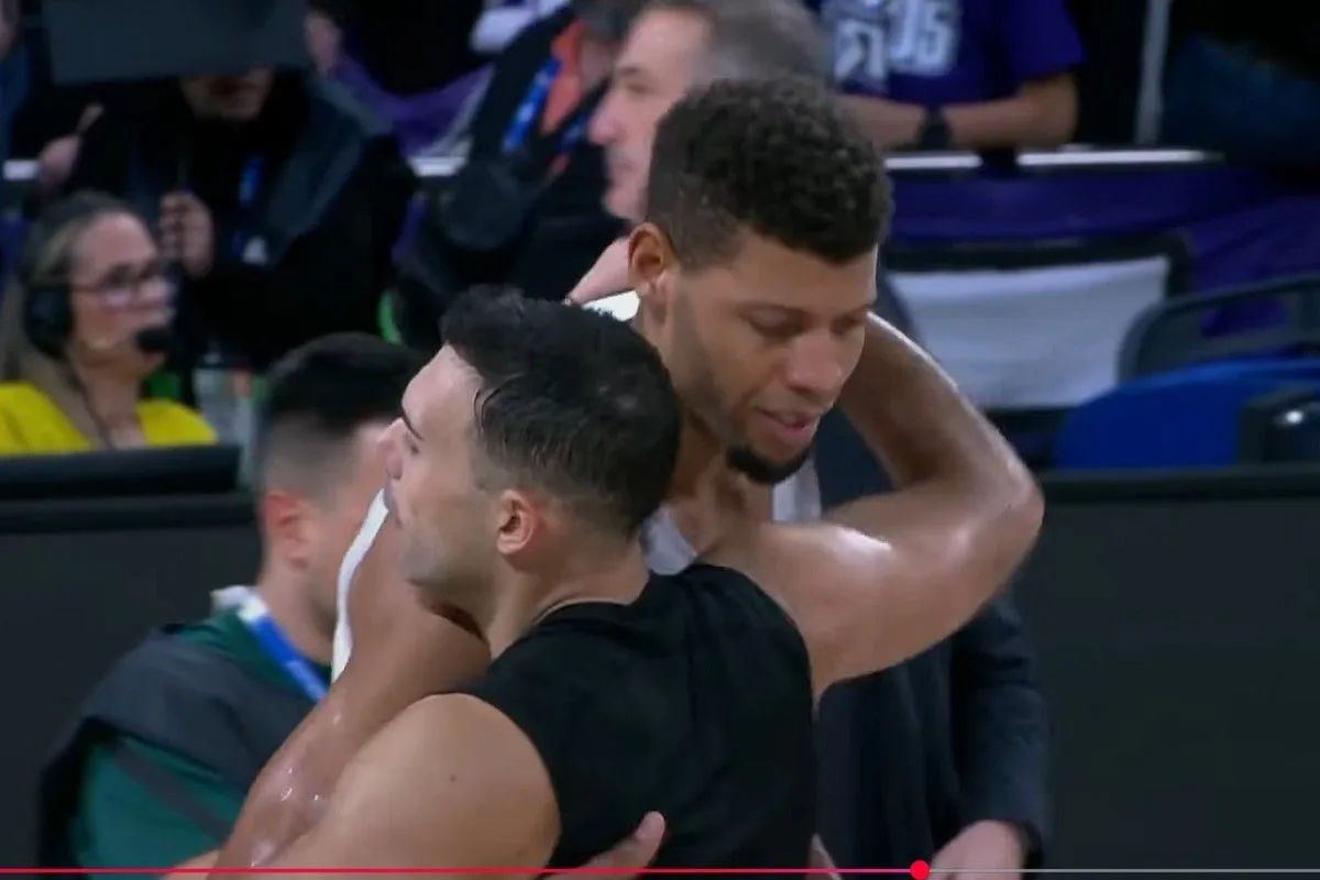 Βίντεο: Ο Ταβάρες ζήτησε τη φανέλα του Κώστα Σλούκα