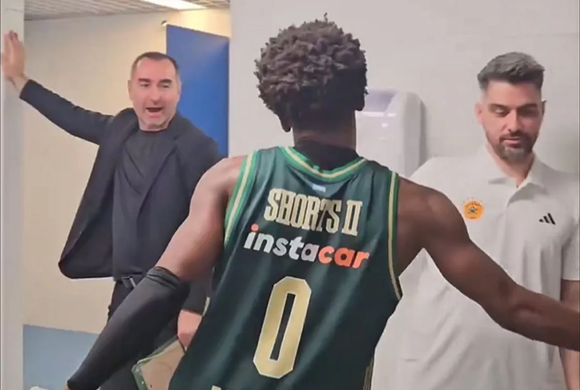 Βίντεο: Το «μπράβο ρε μα@@κα» στον Σορτς όταν μπήκε στα αποδυτήρια