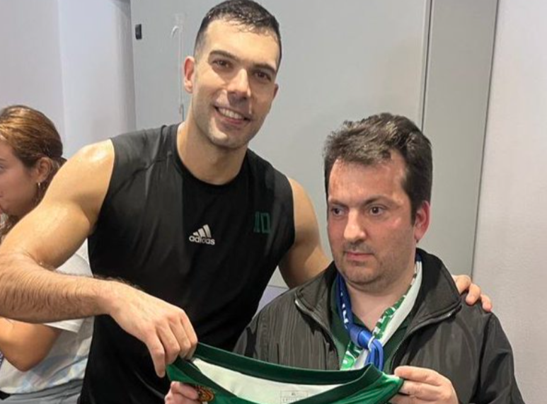 Ο Σλούκας χάρισε τη φανέλα του σε οπαδό της Μυκόνου με προβλήματα όρασης (pic)