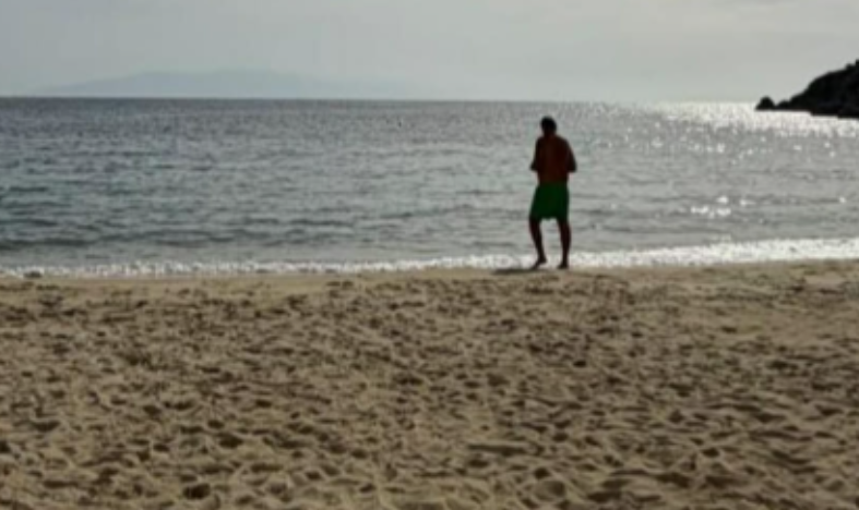 Σε παραλία της Μυκόνου ο Αταμάν - Μπάνιο στα τέλη Νοέμβρη! (pic)