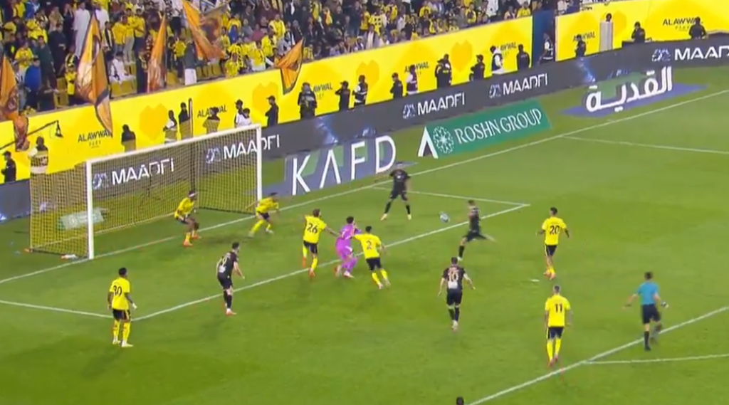 Αλ Καλίτζ: Ο Κουρμπέλης έστειλε τη μπάλα στα «περιστέρια» σε κενή εστία και μετά... αποβλήθηκε (vids)