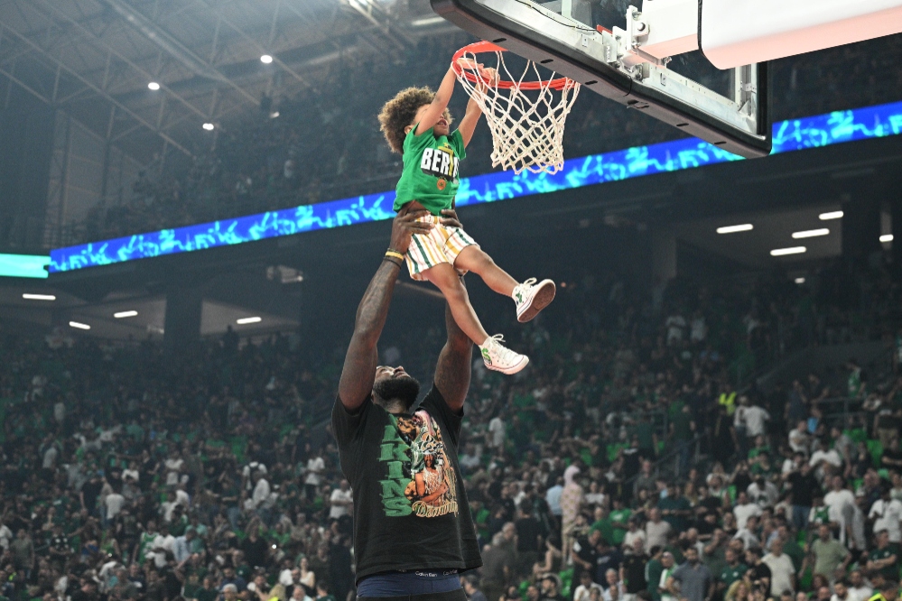 Βίντεο: Ο γιος του Λεσόρ τρέλανε το ΟΑΚΑ με «σουτ» στην εξέδρα - Αποθεώθηκε από τους οπαδούς! (vid)