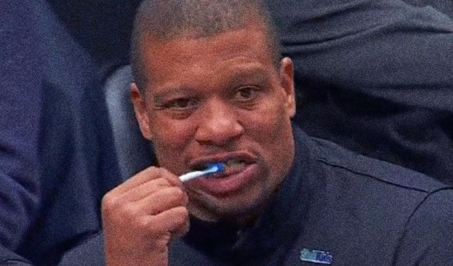 Έπος: Ο Μάικ Μπατίστ βούρτσιζε τα δόντια του την ώρα του αγώνα! (pic)