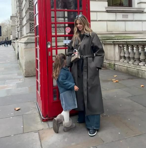 Μίνι απόδραση στο Λονδίνο για την οικογένεια Σλούκα - Χαμόγελα και φωτογραφίες με τα παιδιά τους