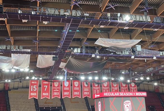 Απίστευτες εικόνες στο ΣΕΦ: Μουσαμάδες στην οροφή του γηπέδου