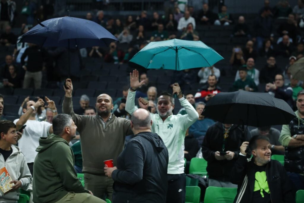 Παναθηναϊκός-Βαλένθια: Επικό τρολάρισμα στο ΟΑΚΑ, βγήκαν οι ομπρέλες