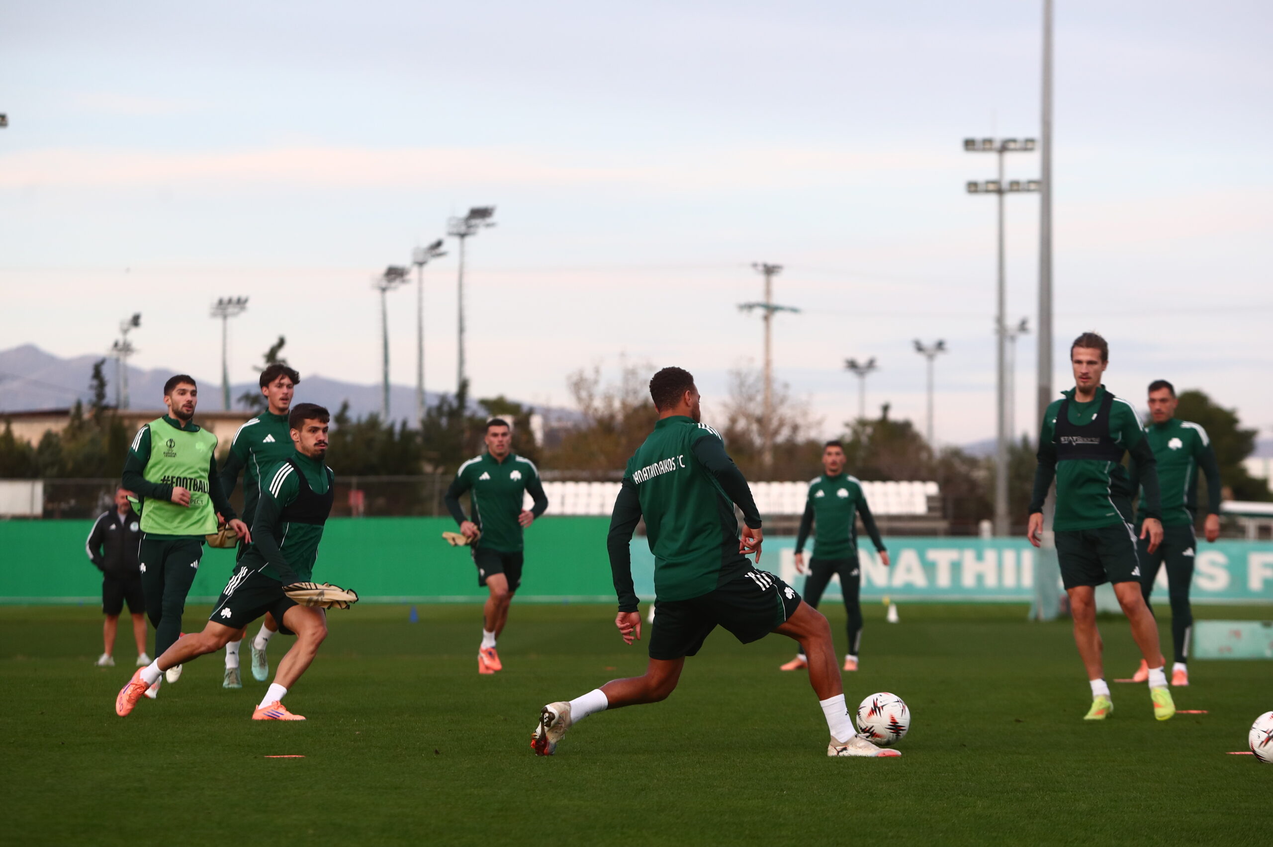 Φωτογραφίες: Συνεχείς οδηγίες και ομιλία Μπενίτεθ πριν το Παναθηναϊκός - Βικτόρια Πλζεν