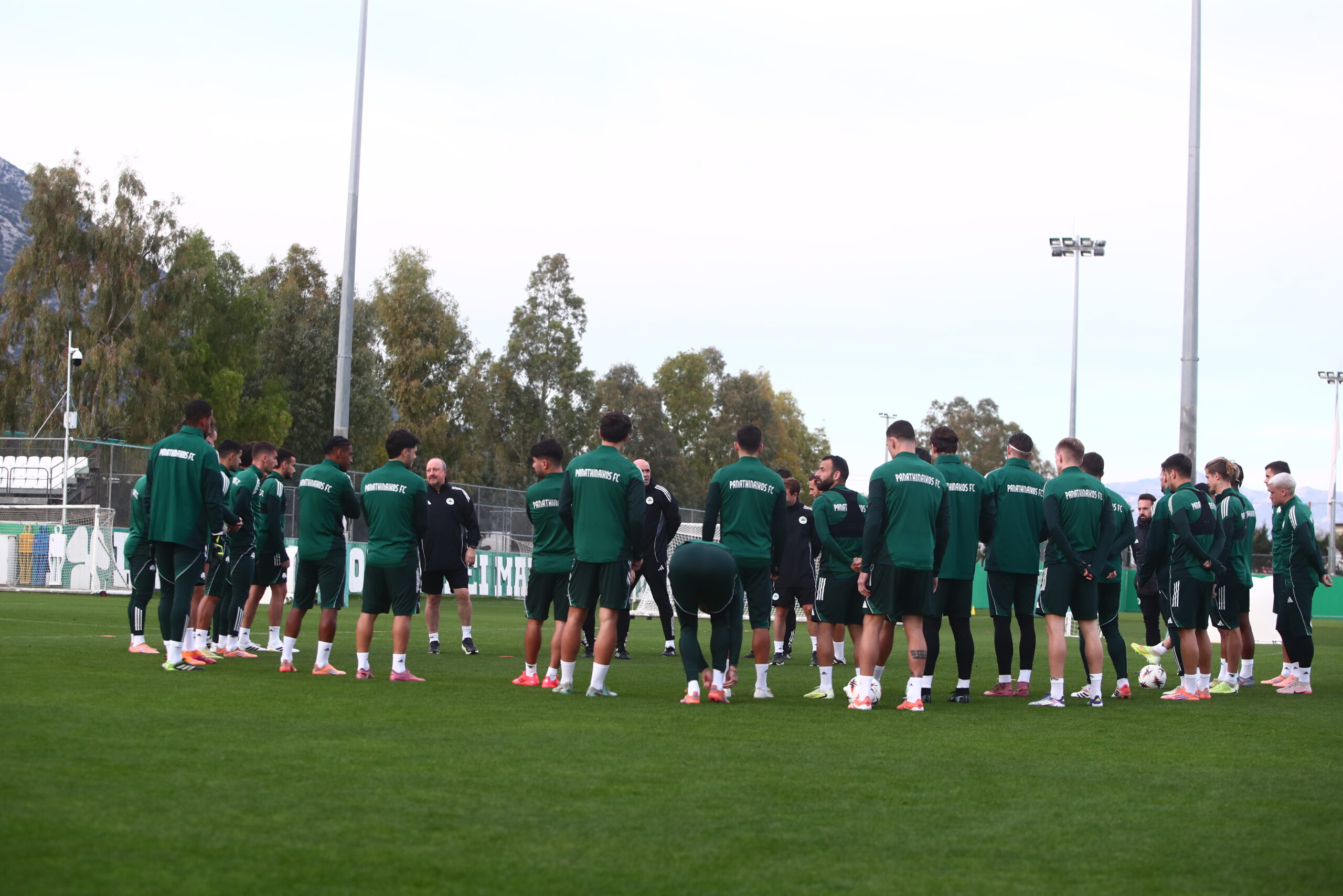 Φωτογραφίες: Συνεχείς οδηγίες και ομιλία Μπενίτεθ πριν το Παναθηναϊκός - Βικτόρια Πλζεν
