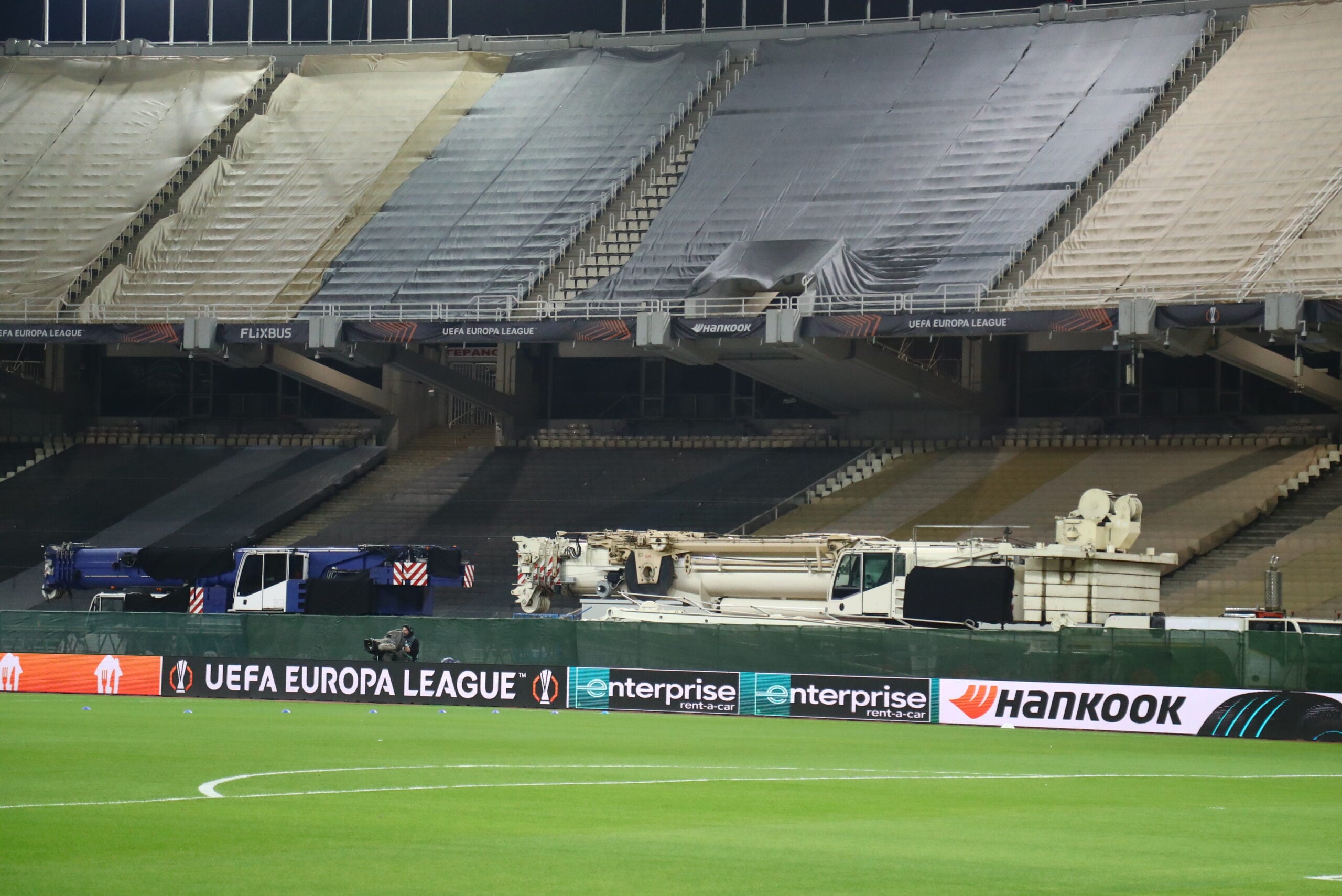 Παναθηναϊκός: Γερανοί και κοντέινερ στο ΟΑΚΑ (pics)