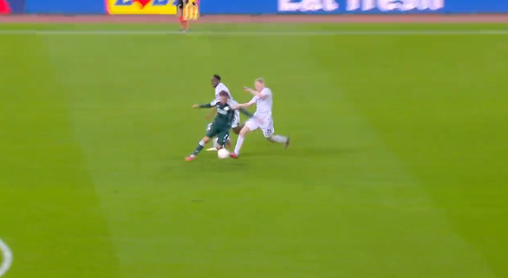 Παναθηναϊκός - Πλζεν: Διαμαρτυρήθηκε για κόκκινη κάρτα ο Καλάμπρια (vid)