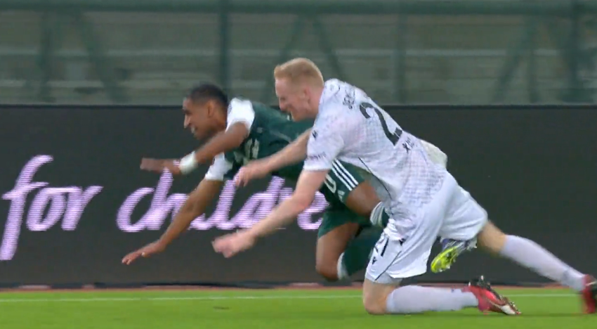 Παναθηναϊκός - Πλζεν: Ο Τετέ «κέρδισε» τη δεύτερη κίτρινη κάρτα του Γιεμέλκα (vid)