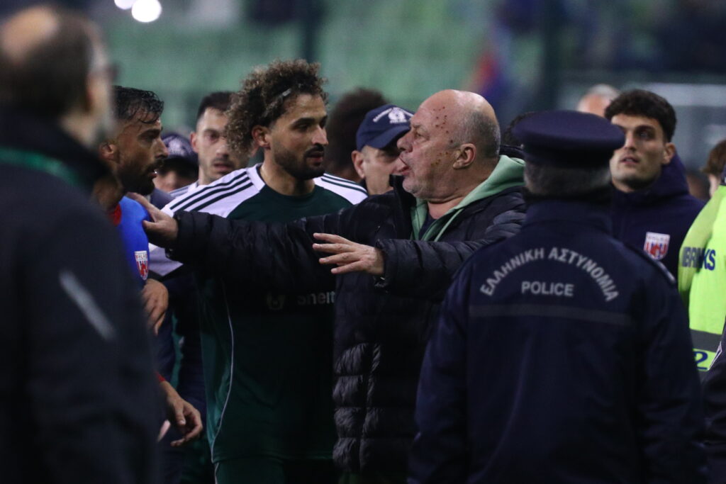 Παναθηναϊκός - Βόλος: Μικρή ένταση στο ημίχρονο, συνθήματα για Μπέο