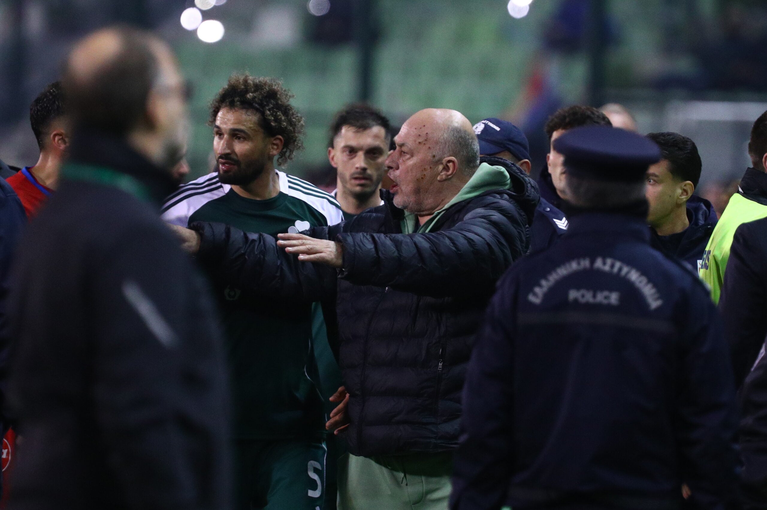 Παναθηναϊκός - Βόλος: Μικρή ένταση στο ημίχρονο, συνθήματα για Μπέο