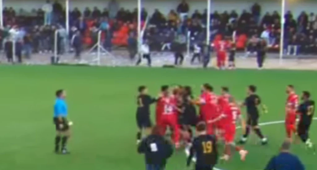 Βίντεο: Πρώην παίκτης του Παναθηναϊκού κουτούλησε αντίπαλο!