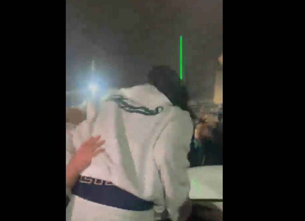 Βίντεο: «Τρέλα» με Λεσόρ! Βγήκε από το αμάξι και ταργούδησε «βουντού-βουντού»!