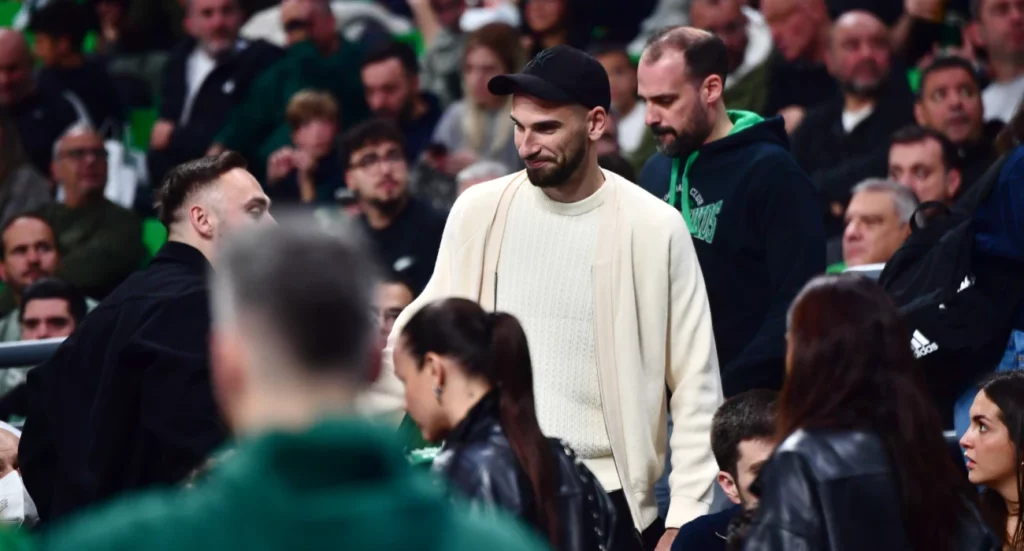 Στο T-Center... πρώην παίκτης της ΑΕΚ, βλέπει Παναθηναϊκός-Ηρακλής