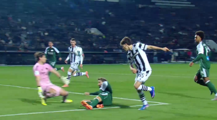 ΠΑΟΚ - Παναθηναϊκός: Με... κόντρα σκόραρε ο Κωνσταντέλιας - Δείτε το γκολ (vid)