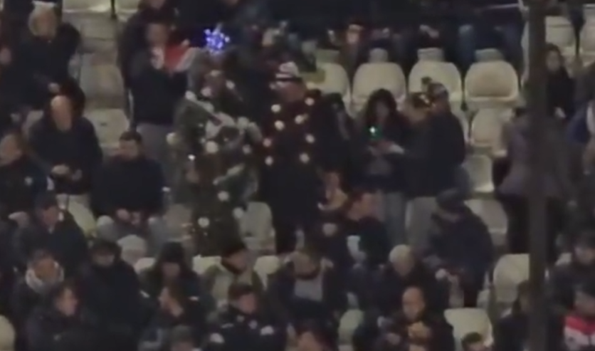 ΠΑΟΚ-Παναθηναϊκός: Οπαδοί του ΠΑΟΚ ντύθηκαν... χριστουγεννιάτικο δέντρο (vid)